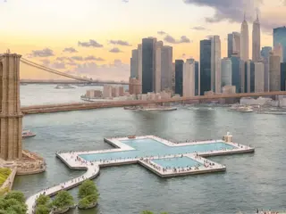 Een nieuw drijvend zwembad in de rivier in NYC