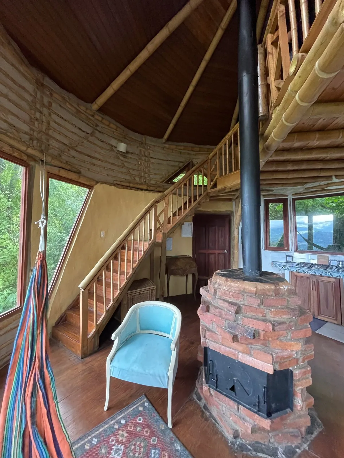 Alojate al lado de la chimenea