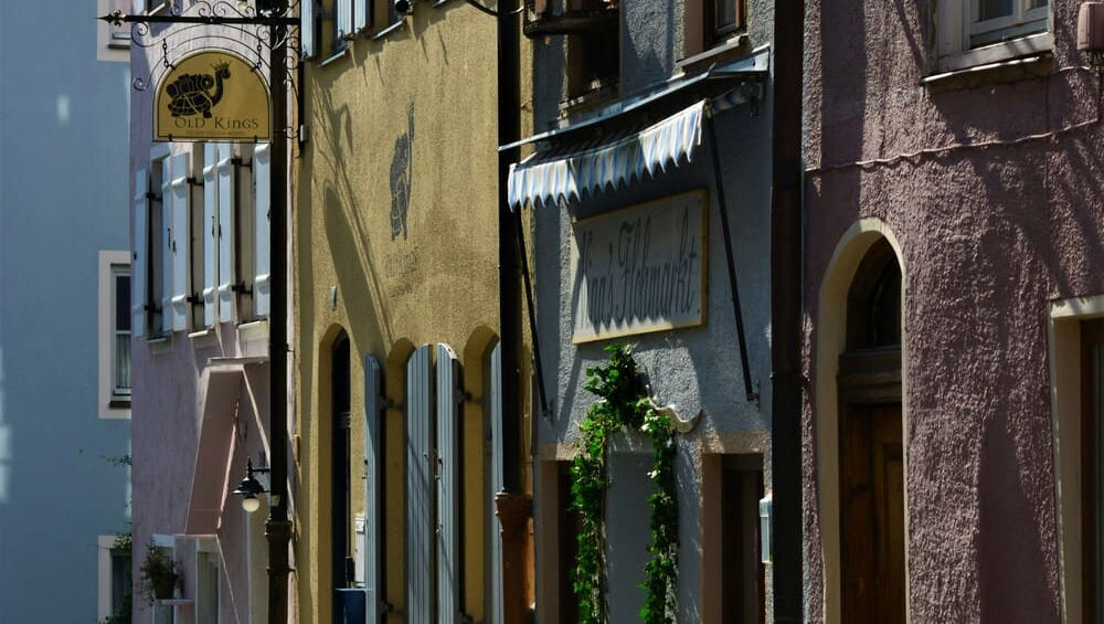 Старовинна вивіска Antik над входом до крамниці в історичному центрі Фюссена.