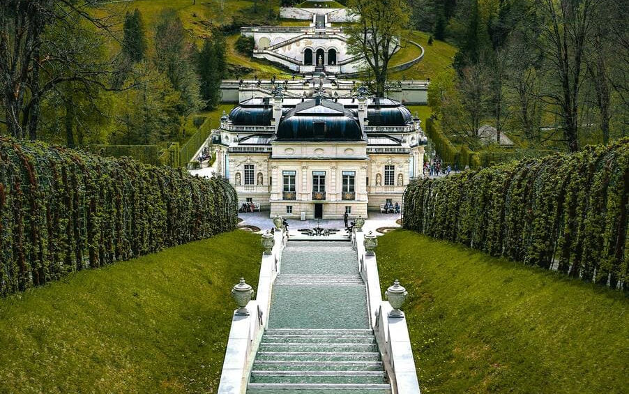 Водяні каскади та сходи, що спускаються до замку Ліндергоф короля Людвіга II в Баварії.