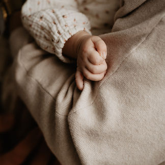 Zärtliche Neugeborenenfotografie in Wien - Unvergessliche Familienmomente