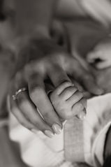 Babyfotos zuhause in Wien - Mama und Baby halten ihre Hände