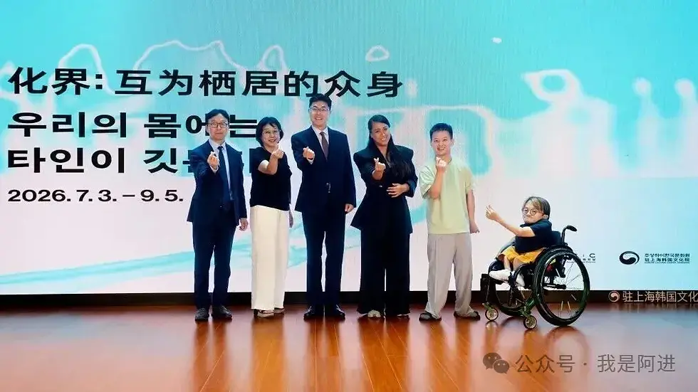 Ribbon-cutting ceremony at the exhibition opening, with three Chinese artists and representatives from the Korean side.