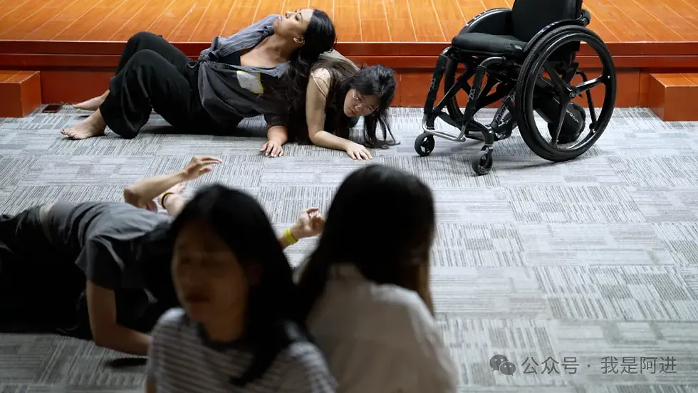 Soyoung and Alice doing Contact Improvisation on the floor during the workshop.