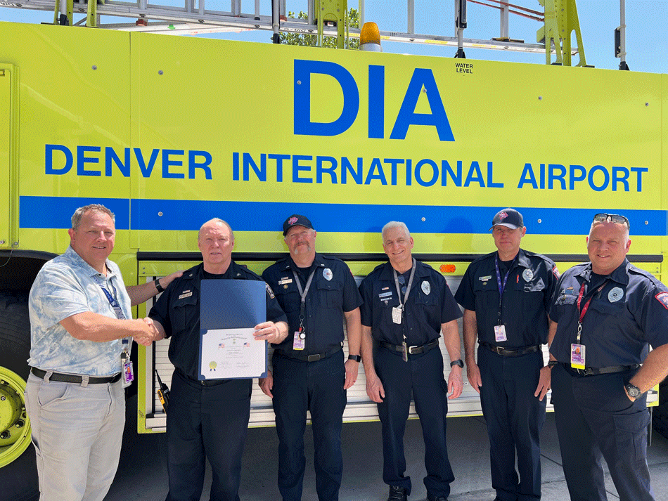 DFD-Station-31-Flag-Presentation-w-Peter-Lubbers.gif