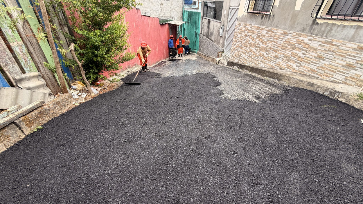 Prefeitura de Manaus atende moradores e recupera pavimento do beco Rio Umatumã, no Petrópolis