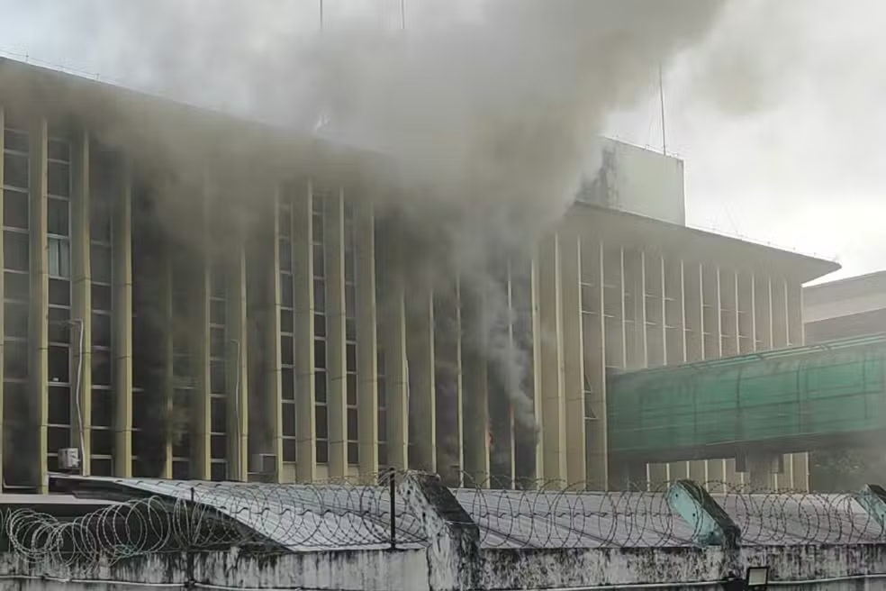 Prédio da Justiça Federal em Manaus é evacuado após princípio de incêndio; atendimento só volta na segunda