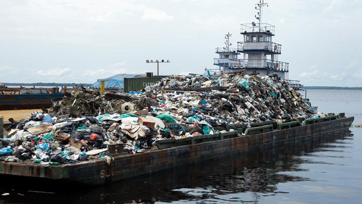 Prefeitura de Manaus realiza primeira operação de transbordo do lixo retirado da orla em 2026