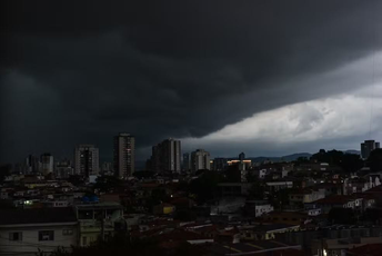 São Paulo entra em estado de atenção para alagamentos; 92,2 mil imóveis ficam sem luz na região metropolitana