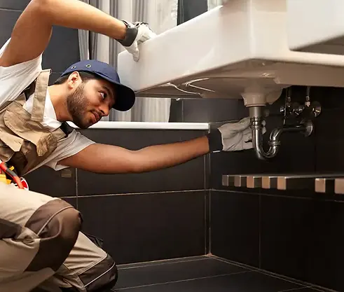 desentupindo embaixo da pia