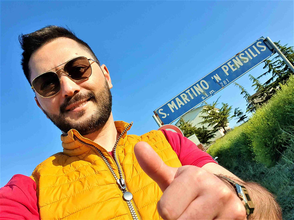 Il blogger Molise On The Road con il cartello stradale alle spalle di San Martino in Pensilis