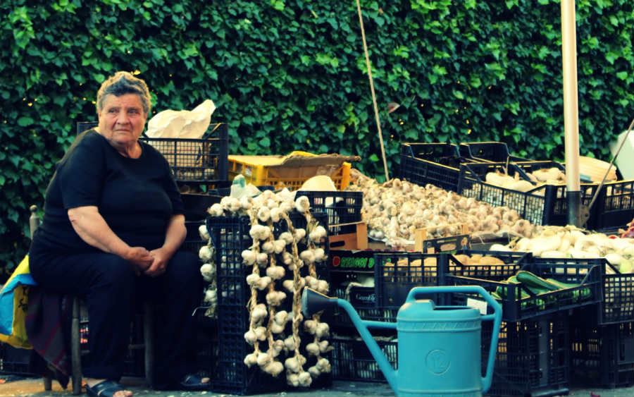 Una signora che al mercato vende la cipolla tipica di Isernia ottima per la frittata tipica di Isernia