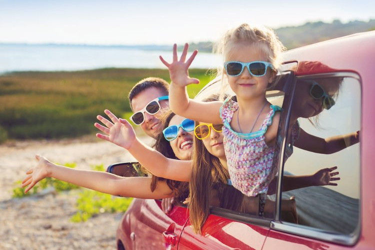 Famiglia in viaggio in Molise in auto
