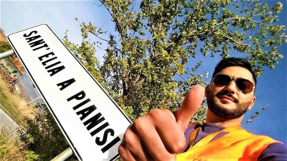 Il blogger molisano Molise On The Raod con il cartello stradale di Sant'Elia a Pianisi