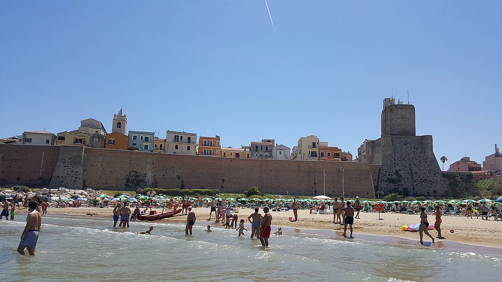 La riva del mare della spiaggia di Sant'Antonio di Termoli con gli stabilimenti i bagnanti ed il suo spettacolare mare con lo sfondo del castello svevo.