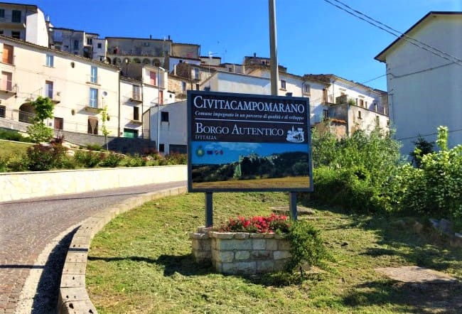 Il cartello stradale di Civitacampomarano