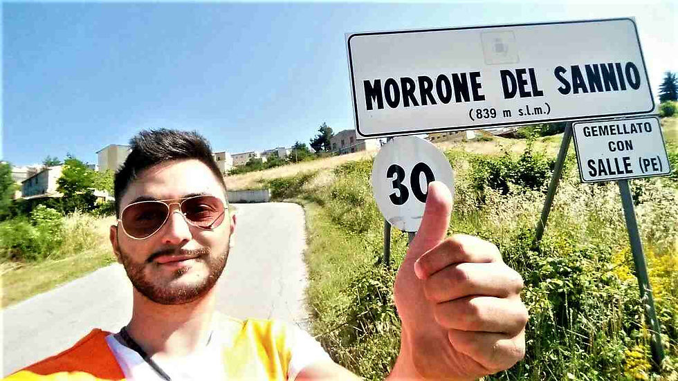 Il blogger molisano Molise On The Road con il cartello stradale alle spalle di Morrone del Sannio