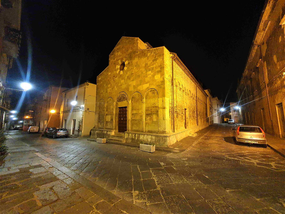 La spettacolare chiesa di San Nicola vista esternamente di notte