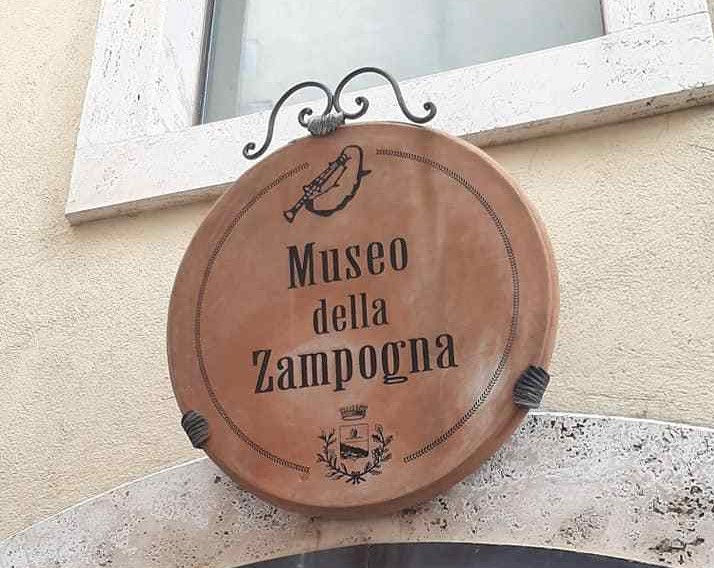 Il cartello rotondo che indica l'entrata al museo della zampogna di scapoli