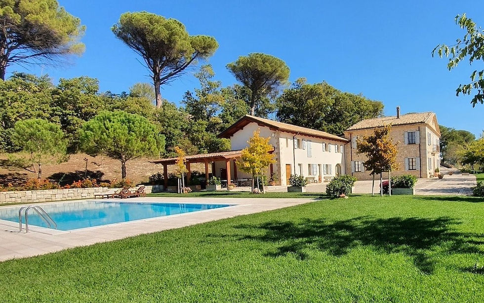 Agriturismo con piscina, alberi e tanta natura