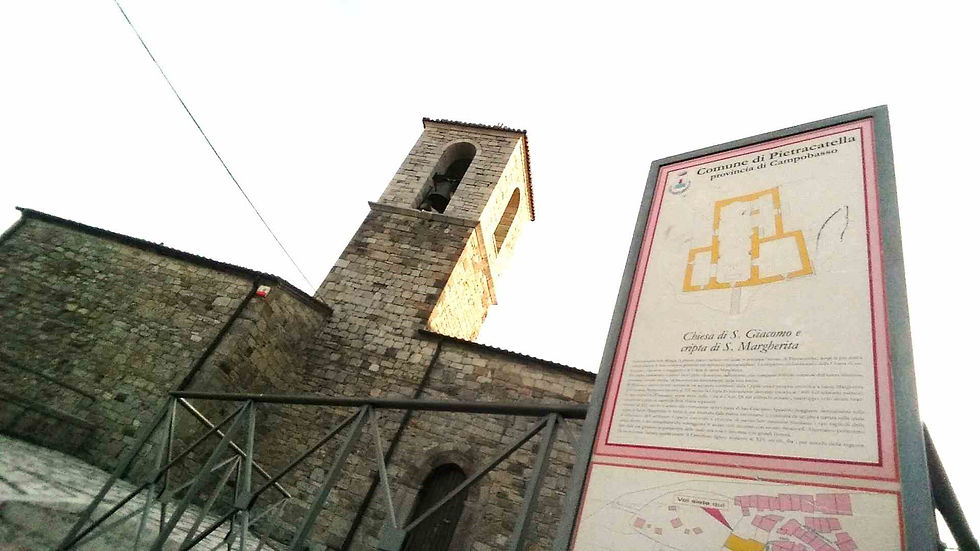 La chiesa di San Giacomo di Pietracatella con un cartello che ne indica la storia