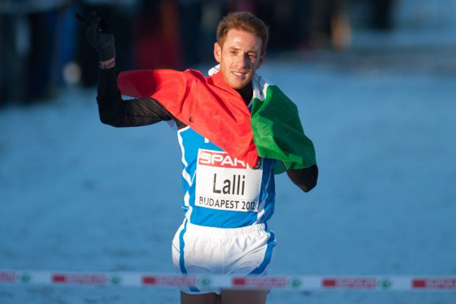 La corsa campestre del campione Andrea Lalli con in mano la bandiera dell'Italia