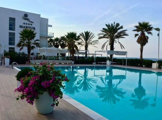 Piscina nel resort Martur di Termoli e area relax.