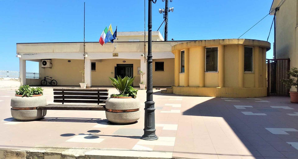 Il municipio di Tavenna in una bella giornata di agosto