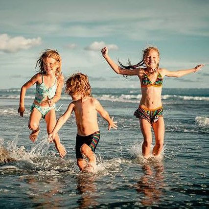 Bambini del Molise che giocano felici nel mare molisano