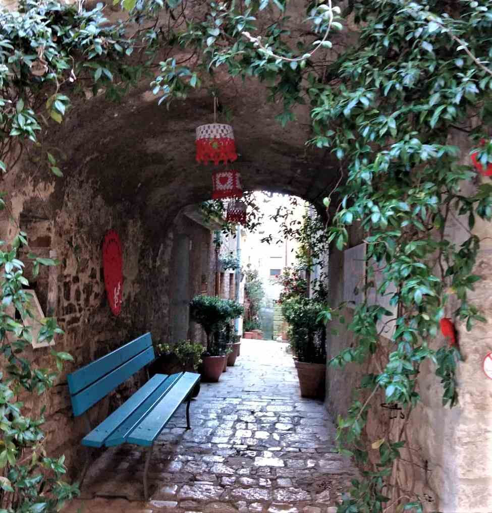 La via più bella del paese di Oratino in Molise, con una splendida panchina in un ingresso storico