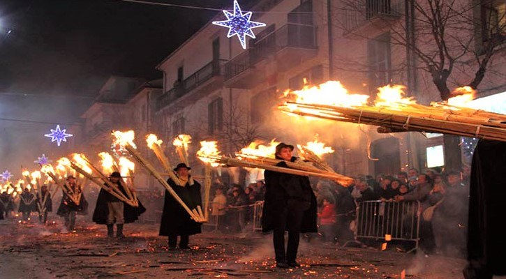 Fiaccole di fuoco nella tradizionale festa di dicembre ad Agnone