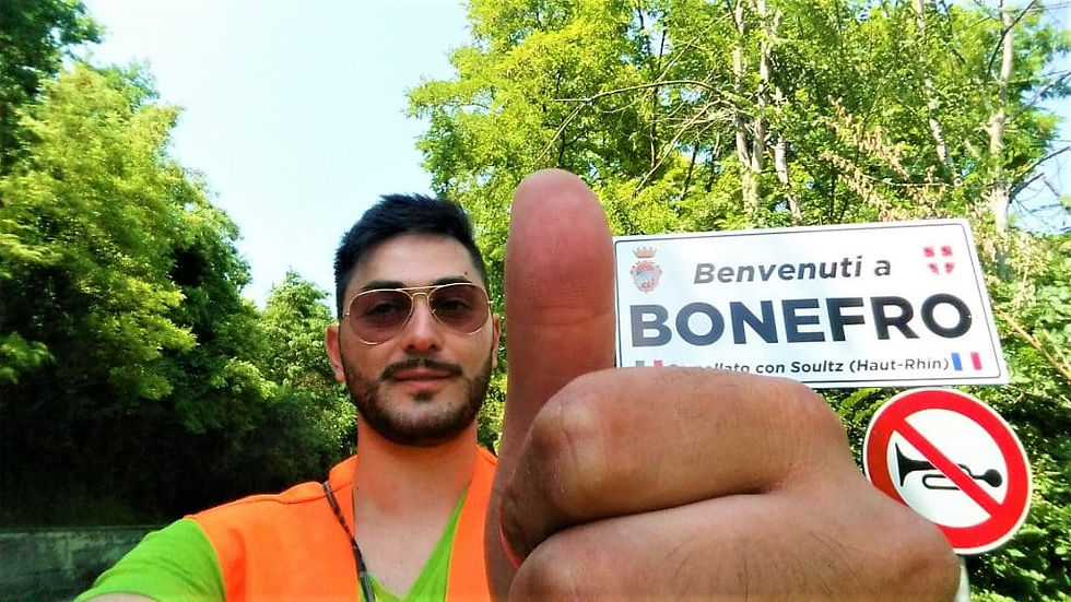 Il blogger Molise On The Road con il cartello stradale alle sue spalle del paese di Bonefro