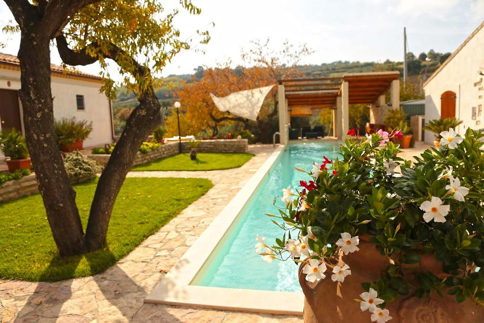 La splendida piscina della casa vacanza "Villa Angiolina" situata a Guglionesi (Cb)