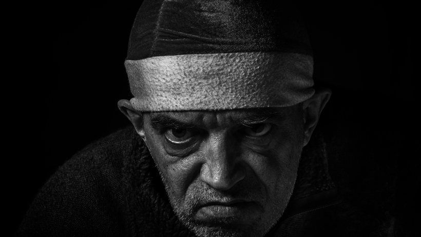 Foto in bianco e nero di un Mazzamauriello con faccia molto arrabbiata