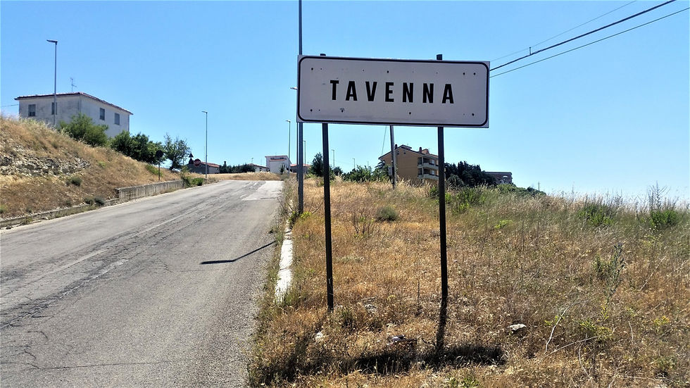 Cartello stradale di Tavenna all'ingresso del paese