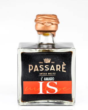 Una bottiglia di amaro molisano, su sfondo bianco