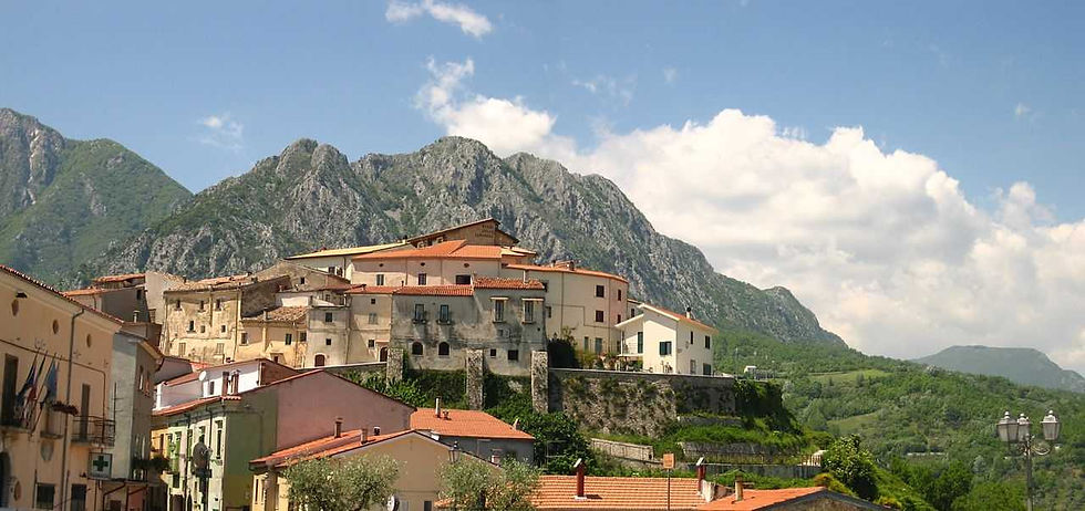 Il paese di Scapoli in Molise con vista da lontano