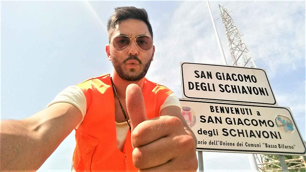Il blogger Molise On The Road con alle spalle il cartello di San Giacomo degli Schiavoni