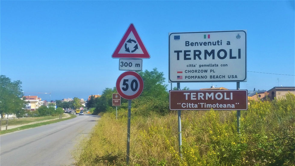 Il cartello stradale di Termoli con altri segnali di pericolo