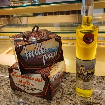 Il dolce del Molise Milk Pan con il liquore Milk appoggiati su un tavolo elegante in marmo