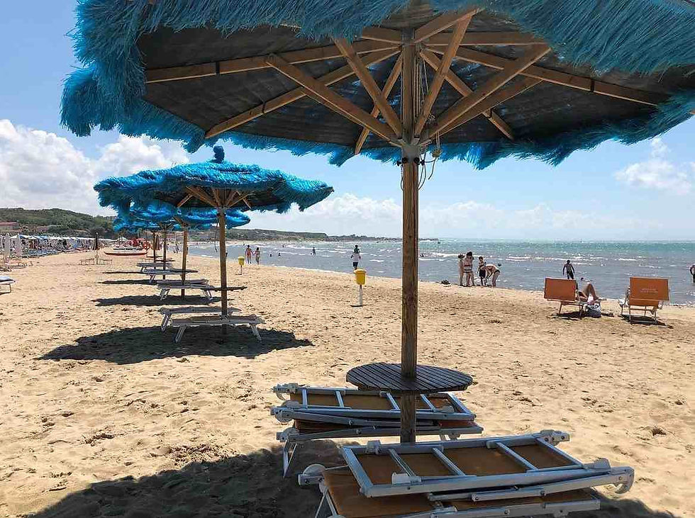 Stabilimento balneare Oasi's Village di Termoli. Ombrelloni, spiaggia, mare.