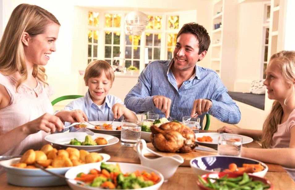 Famiglia del Molise molto felice che mangia a tavola