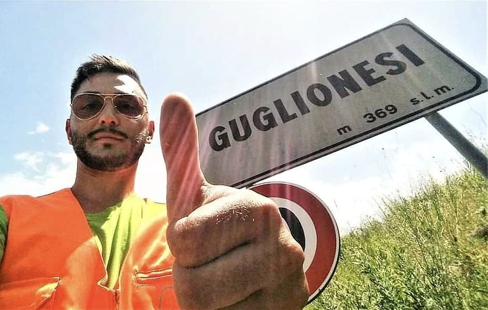 Il blogger Molise On The Road ed il cartello stradale di Guglionesi