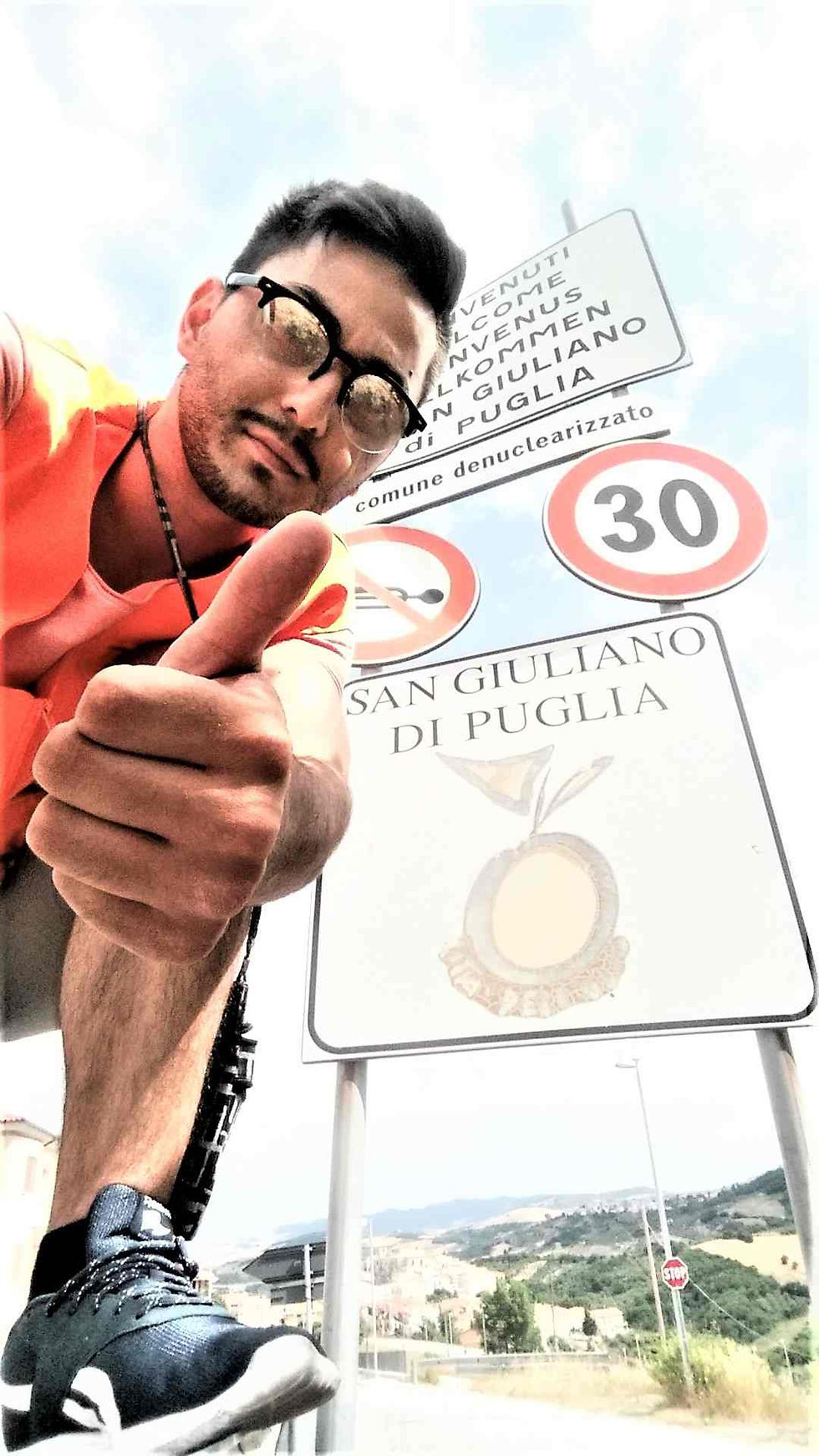 Il blogger Molise On The Road con alle spalle il cartello stradale di San Giuliano di Puglia