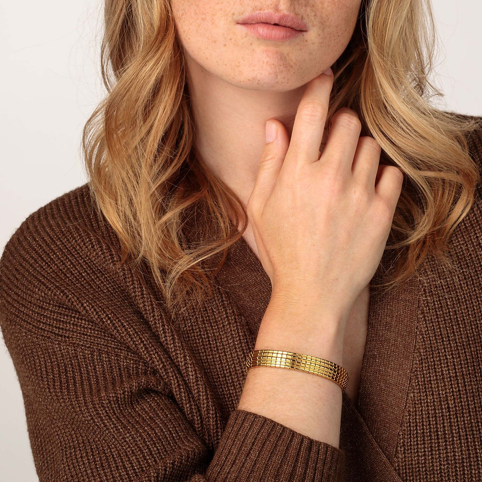 High angle view van een koperen armband naast een yoga mat