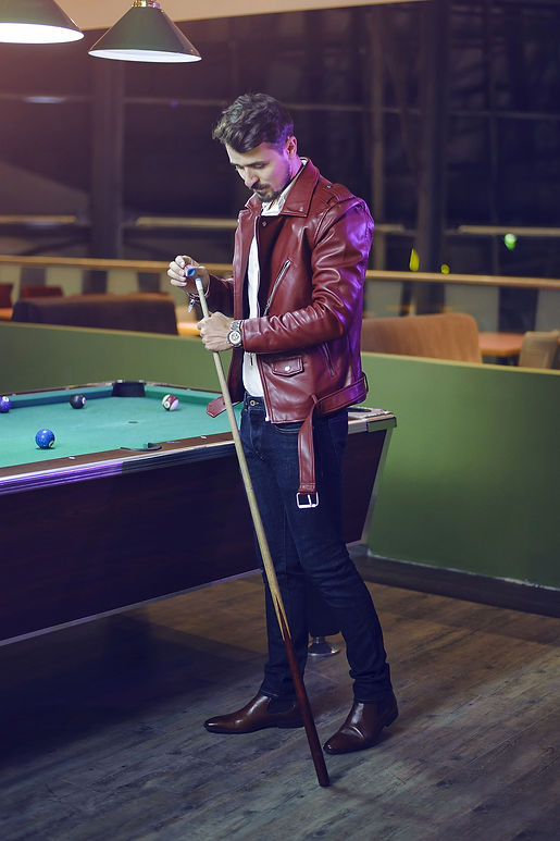 guy-playing-billiard-1968998_1920.jpg