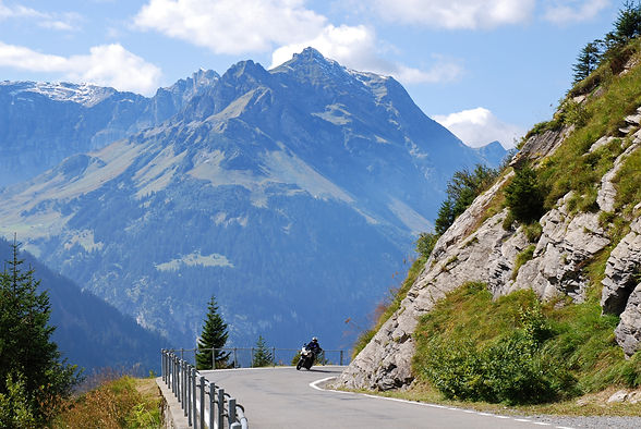 Motorradfahrer auf Kurvenreicher Passstrasse