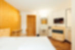 Budget-Zimmer mit Waschbecken im Zimmer und separater Dusche mit WC