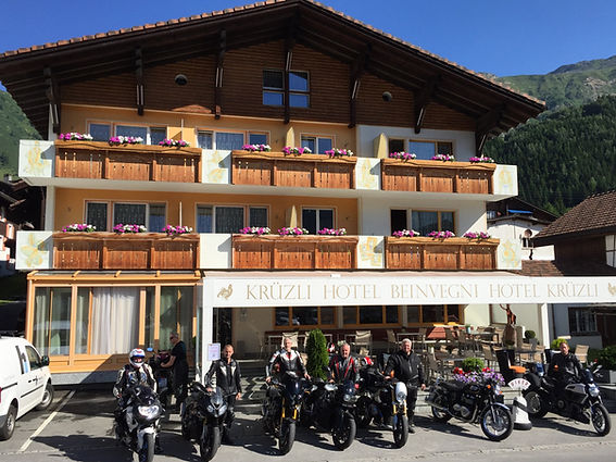 Motorrad Biker Gruppe vor dem Hotel Krüzli
