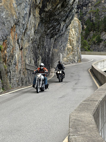 Motorradfahrer in der engen Rheinschlucht